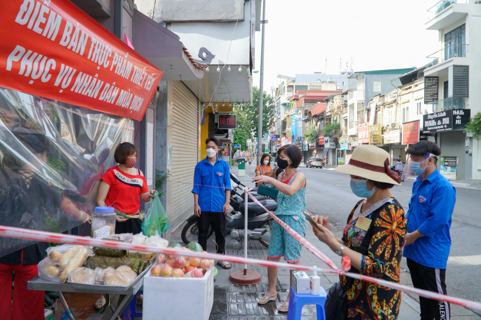 Người dân đi đến điểm chợ đều đảm bảo việc giữ khoảng cách. (Ảnh: Minh Hiếu/Vietnam+)