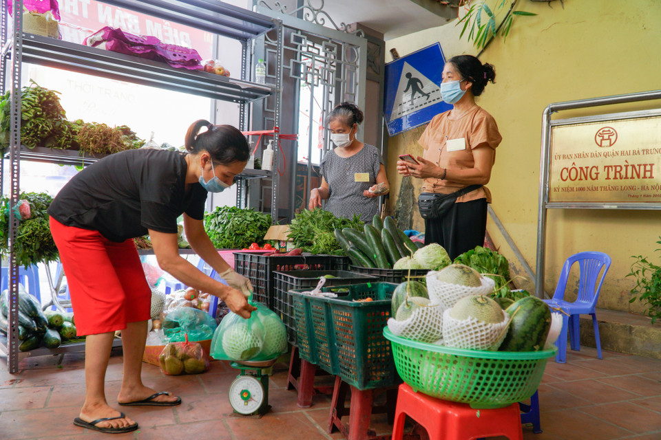 Khởi động từ đầu tháng Tám, Hội liên hiệp Phụ nữ phường Bạch Mai được giao tổ chức 2 điểm bán hàng lưu động nằm ở số 307 Bạch Mai và 36 Hồng Mai. (Ảnh: Minh Hiếu/Vietnam+)