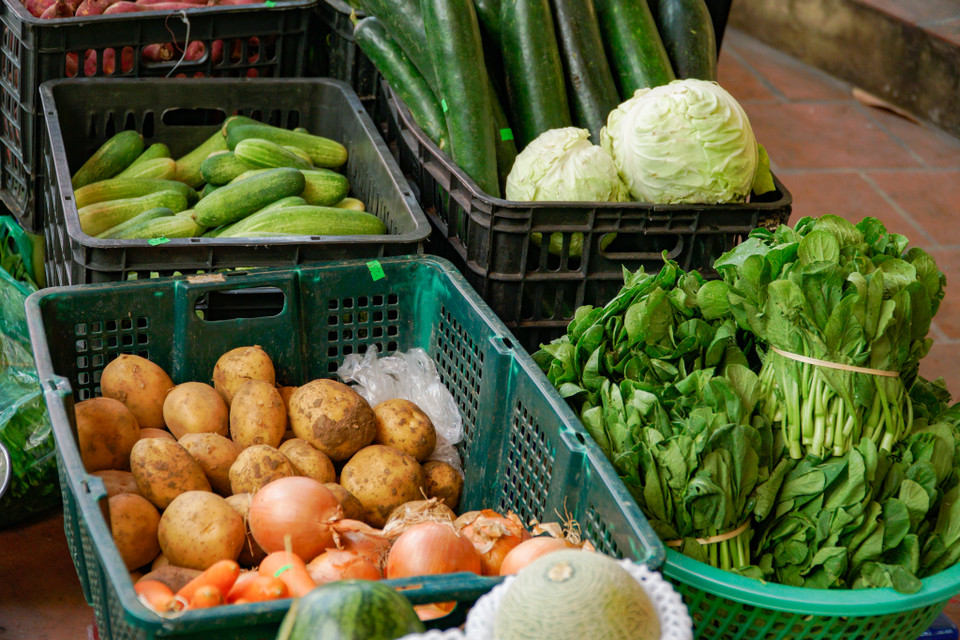 Nguồn thực phẩm được cam kết về chất lượng cung cấp cho các điểm bán được nhập từ chuỗi siêu thị BRG Mart với số lượng khoảng 200kg gồm rau xanh, các loại củ quả và thịt gà, lợn/mỗi điểm bán cho một ngày. (Ảnh: Minh Hiếu/Vietnam+)