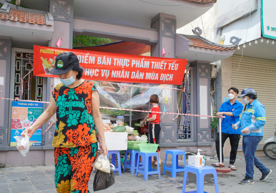 Mỗi điểm bán có 3 hội viên hội phụ nữ phục vụ luân phiên 2 ca/ngày: ca sáng từ 7-11 giờ, ca chiều từ 15-18 giờ hằng ngày. (Ảnh: Minh Hiếu/Vietnam+)