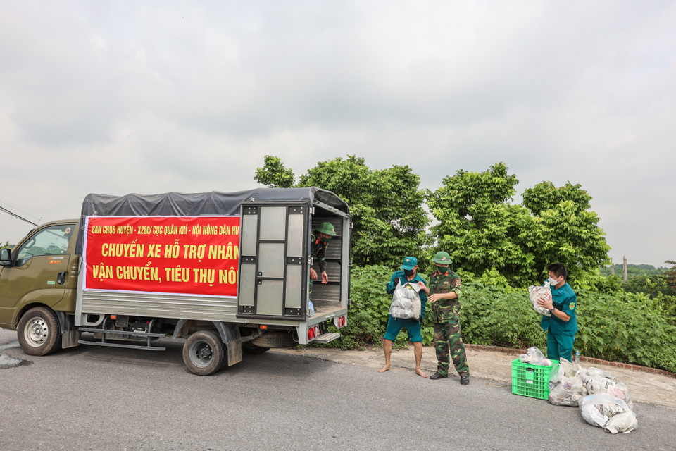 Lực lượng quân đội cũng đã điều động riêng một xe chuyên chở nông sản, hoa màu giúp bà con nông dân đi tiêu thụ. (Ảnh: Minh Sơn/Vietnam+)