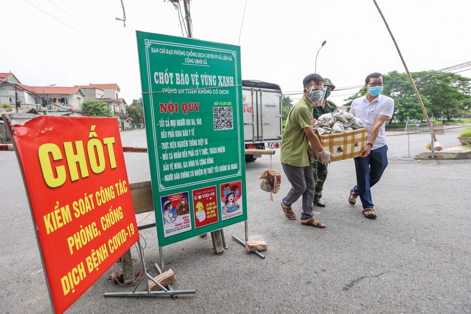 Sau khi thu hoạch, xe chuyên dụng của Xưởng X260 đã chở tới một số điểm chốt kiểm soát trong địa bàn huyện để hỗ trợ lương thực, thực phẩm cho các lực lượng chức năng chốt trực. (Ảnh: Minh Sơn/Vietnam+)