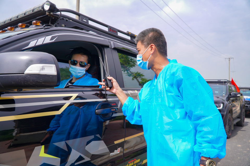 Lực lượng Phản ứng nhanh đang trao đổi để tiếp nhận hàng hóa, lưu thông phương tiện một cách nhanh nhất. (Ảnh: Minh Hiếu/Vietnam+)