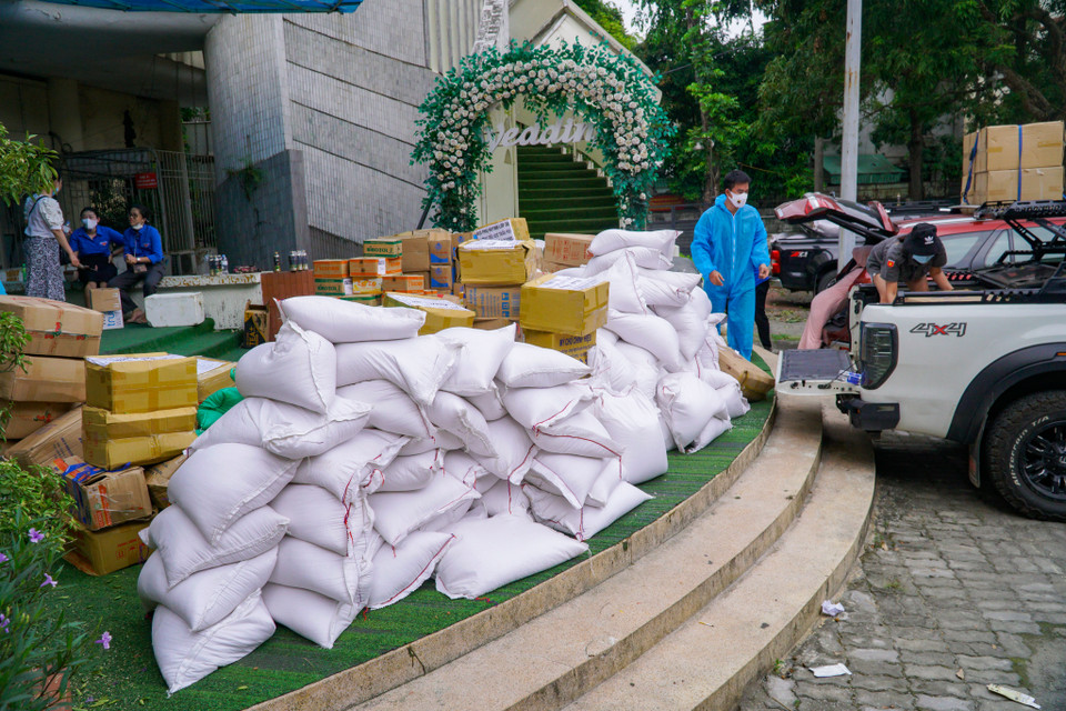 Nhu yếu phẩm được tập kết tại Cung Thanh Niên Hà Nội (phố Tăng Bạt Hổ). (Ảnh: Minh Hiếu/Vietnam+)