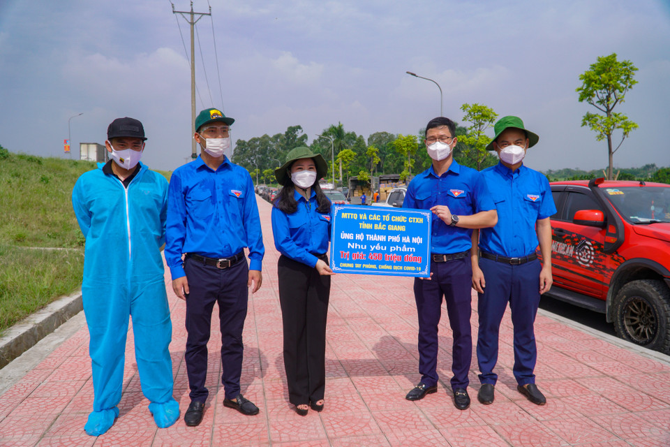 Bà Chu Hồng Minh, Bí thư Thành đoàn Hà Nội đại diện tuổi trẻ Thủ đô nhận nhu yếu phẩm từ tuổi trẻ tỉnh Bắc Giang. (Ảnh: Minh Hiếu/Vietnam+)