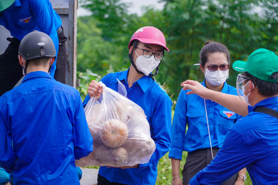 Thời tiết hôm nay khá oi bức tuy nhiên lực lượng áo xanh vẫn luôn căng tràn nhiệt huyết, tập trung đảm bảo công tác vận chuyển nhu yếu phẩm. (Ảnh: Minh Hiếu/Vietnam+)