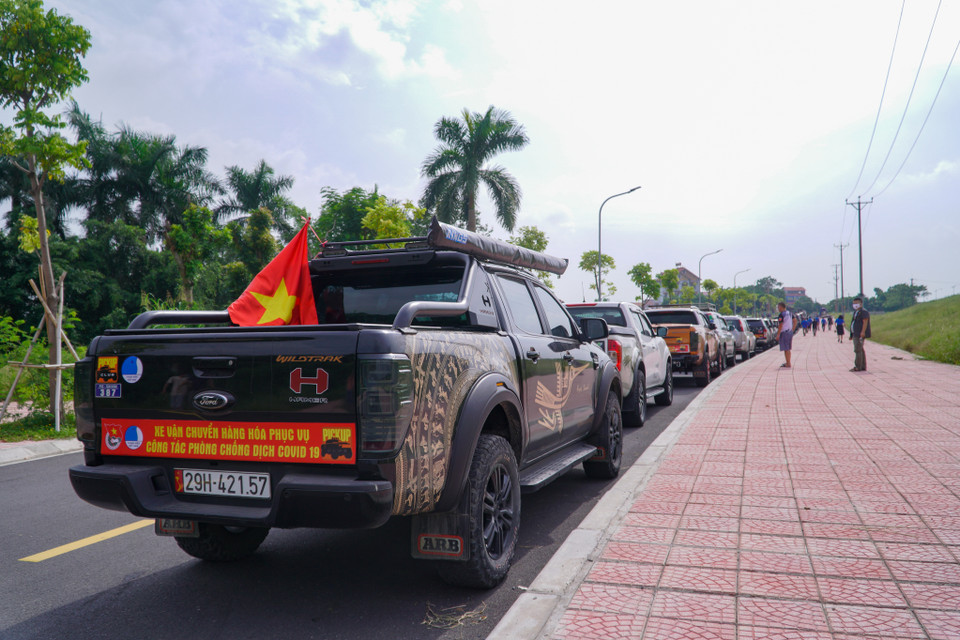 Toàn bộ nhu yếu phẩm được CLB xe Bán tải địa hình Việt Nam (PVC-Club - CLB trực thuộc Hội LHTN Việt Nam thành phố Hà Nội) hỗ trợ vận chuyển miễn phí. (Ảnh: Minh Hiếu/Vietnam+)