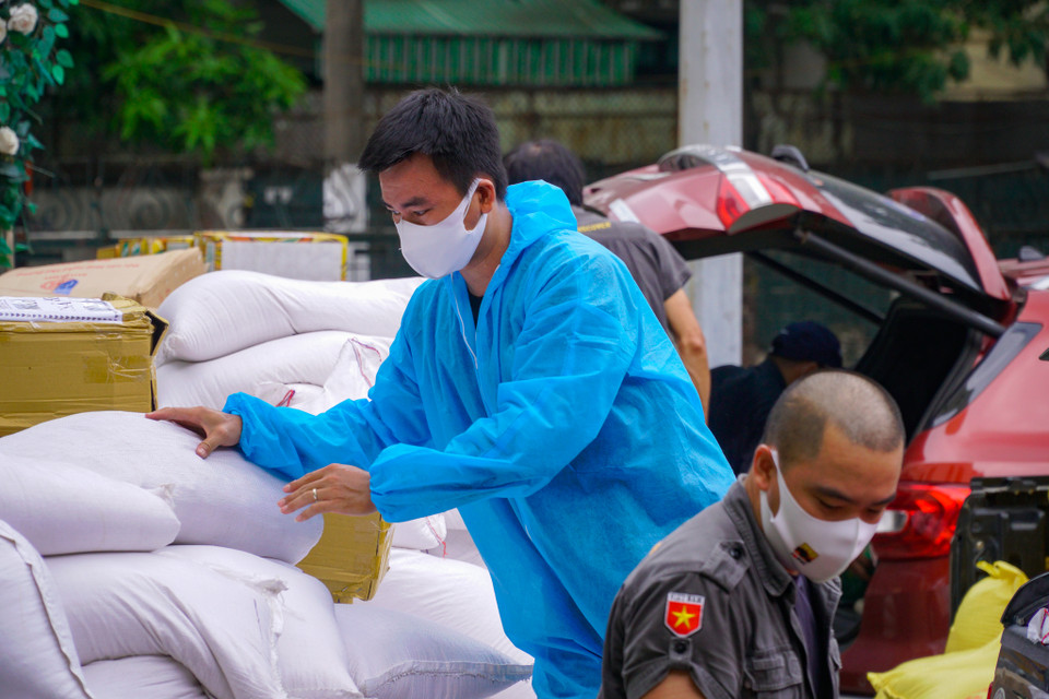 Các nhu yếu phẩm sẽ được phân bổ đều, phục vụ cho các hoạt động như: Nấu các suất ăn trong chương trình “Triệu bữa cơm, Hà Nội nghĩa tình”, “Siêu thị Mini 0 đồng - Hà Nội trái tim hồng”, gửi tặng các khu cách ly, các chốt trực kiểm soát y tế, gửi tặng người có hoàn cảnh khó khăn, lao động tự do bị ảnh hưởng bởi dịch bệnh COVID-19,… (Ảnh: Minh Hiếu/Vietnam+)