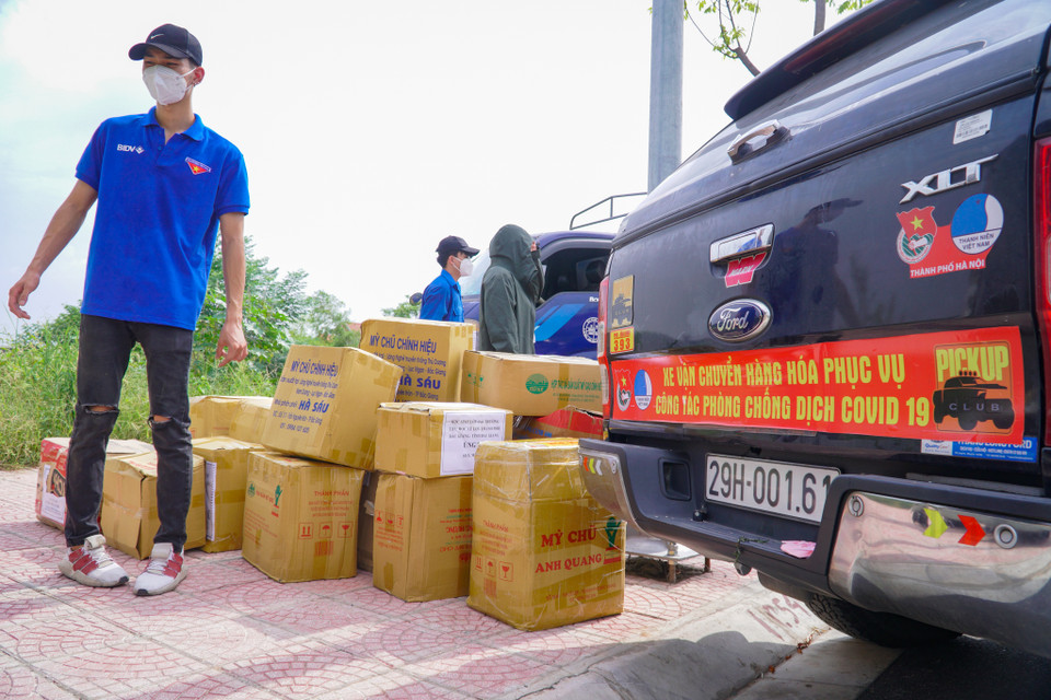 Sau khi đón nhận những tình cảm của tuổi trẻ Bắc Giang, Thành đoàn thành phố Hà Nội triển khai vận chuyển những vật phẩm trên đến những đơn vị đang có điểm nóng về COVID-19 như quận Hoàng Mai, quận Hai Bà Trưng, huyện Sóc Sơn, huyện Chương Mỹ và huyện Quốc Oai. (Ảnh: Minh Hiếu/Vietnam+)