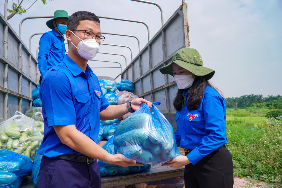 Bà Minh cho biết Thành đoàn Hà Nội rất vui mừng khi tiếp nhận nhiều nhu yếu phẩm từ Đoàn thanh niên Tỉnh Bắc Giang và cũng mong Thành đoàn Hà Nội sẽ là cầu nối tin cậy để xã hội hóa các nguồn lực phục vụ cho công tác phòng chống dịch trên địa bàn Thành phố Hà Nội cũng như nhiều địa phương trên cả nước. (Ảnh: Minh Hiếu/Vietnam+)