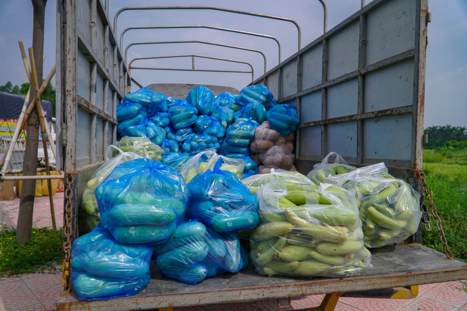 Số lượng nhu yếu phẩm Bắc Giang chuyển tới lên đến hàng chục tấn, bao gồm: 10 tấn gạo, 3,8 tấn mỳ gạo, 600 thùng nước khoáng, 100.000 chiếc khẩu trang, 5 tấn bí đỏ,... cùng rất nhiều loại nhu yếu phẩm cần thiết khác. (Ảnh: Minh Hiếu/Vietnam+)