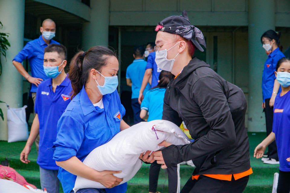 Trước đó, trong những ngày dịch bệnh COVID-19 diễn biến phức tạp tại Bắc Giang, với tinh thần “Hà Nội vì cả nước, cùng cả nước”, Thành đoàn Hà Nội đã gửi tặng nhiều nguồn lực, vật phẩm hỗ trợ và đồng hành cùng nhân dân, thanh thiếu nhi tỉnh Bắc Giang (qua Tỉnh đoàn Bắc Giang) sớm kiểm soát, đẩy lùi dịch bệnh COVID-19. (Ảnh: Minh Hiếu/Vietnam+)