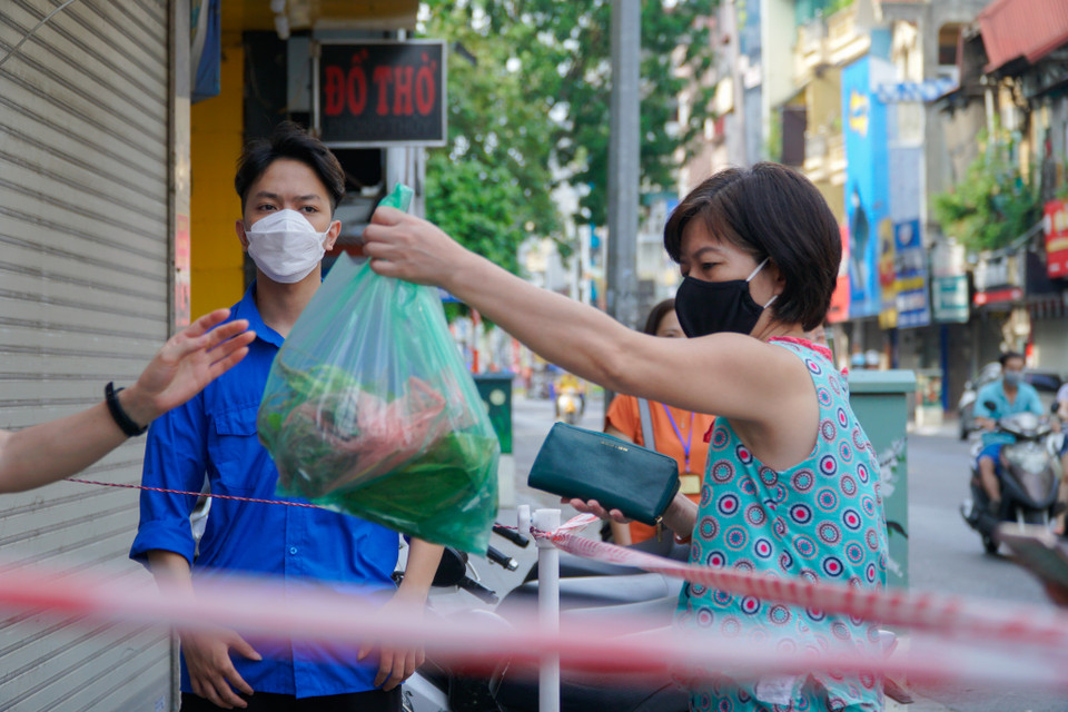 Người dân đang đi chợ mua đủ thức ăn cho những ngày trong tuần. (Ảnh: Minh Hiếu/Vietnam+)