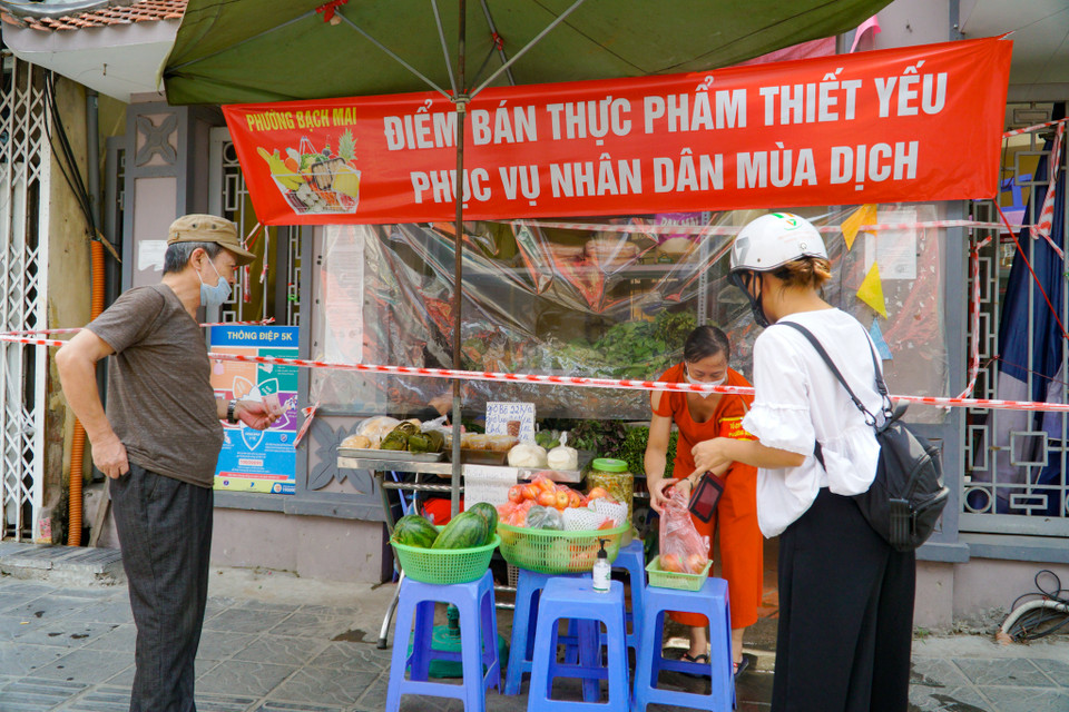 Mô hình 'điểm bán hàng lưu động' đang là hướng đi mới cần được nhân rộng để tăng cường thực hiện hiệu quả các biện pháp phòng, chống dịch, bảo vệ sức khỏe của người dân. (Ảnh: Minh Hiếu/Vietnam+)