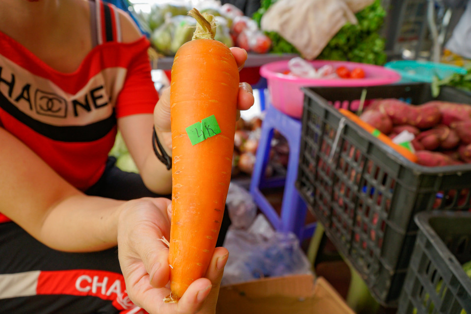 Hàng hoá tại đây đều được cân và dán tem niêm yết giá đồng thời bày lên các kệ, tủ chứa thông thoáng để người dân dễ dàng lựa chọn và tính toán giá cả. (Ảnh: Minh Hiếu/Vietnam+)