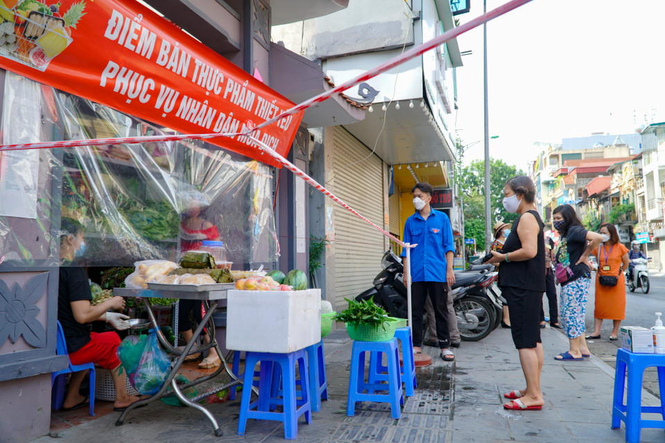 Với người dân ở dọc tuyến phố Bạch Mai, từ ngày có điểm bán hàng này việc mua thực phẩm phục vụ bữa ăn hàng ngày dễ dàng hơn so với thời gian trước do một số đầu chợ dân sinh tại đây đều phải dừng hoạt động. (Ảnh: Minh Hiếu/Vietnam+)