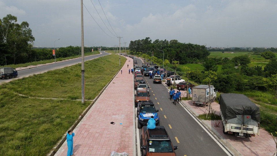 Sáng nay (8/8), nhằm chung tay chia sẻ và đồng hành với nhân dân Thủ đô trong những ngày giãn cách xã hội, nhân dân tỉnh Bắc Giang đã tổ chức gửi tặng hàng chục tấn nhu yếu phẩm hỗ trợ công tác phòng chống dịch bệnh COVID-19 tới người dân Hà Nội. (Ảnh: Minh Hiếu/Vietnam+)