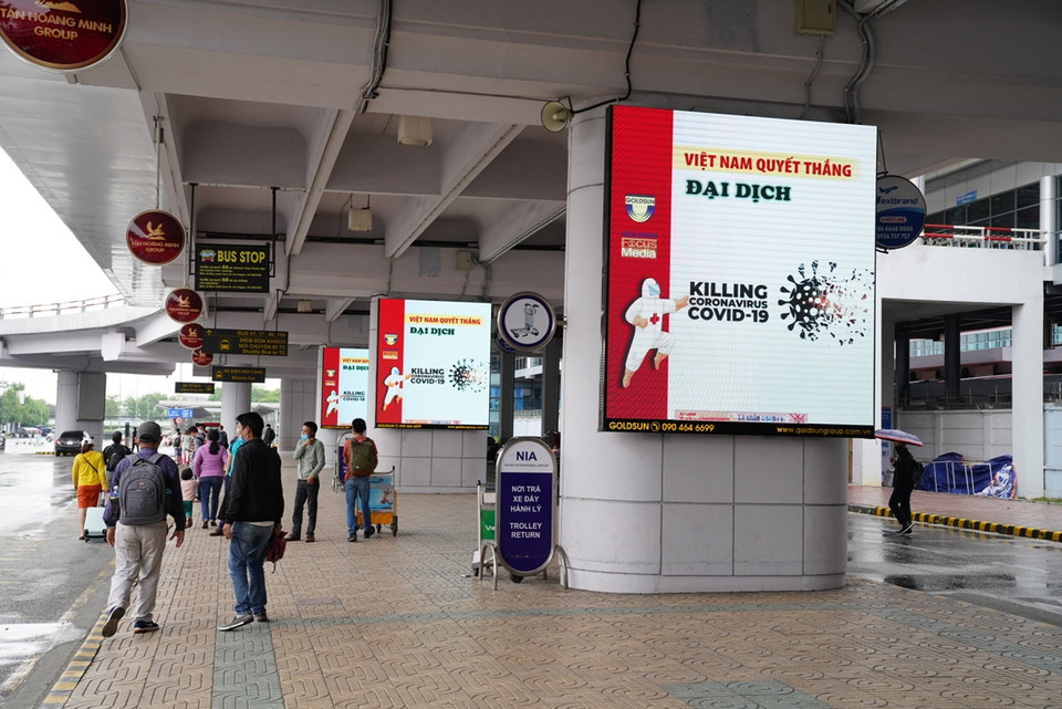 Tinh thần Việt Nam quyết thắng đại dịch COVID-19 thể hiện ở nhiều biển quảng cáo lớn. (Ảnh: Phan Công/Vietnam+)