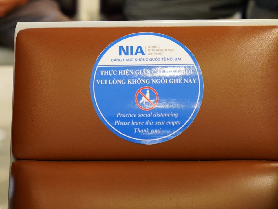 Những chiếc ghế được đánh dấu đề nghị khách không sử dụng để giữ khoảng cách. (Ảnh: Phan Công/Vietnam+)