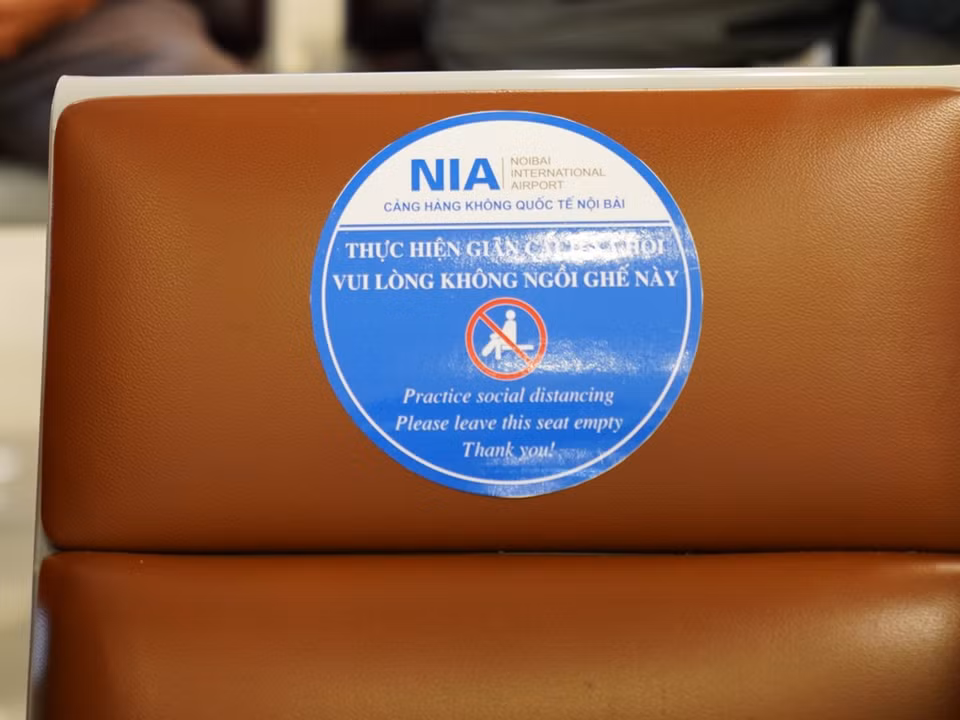 Những chiếc ghế được đánh dấu đề nghị khách không sử dụng để giữ khoảng cách. (Ảnh: Phan Công/Vietnam+)