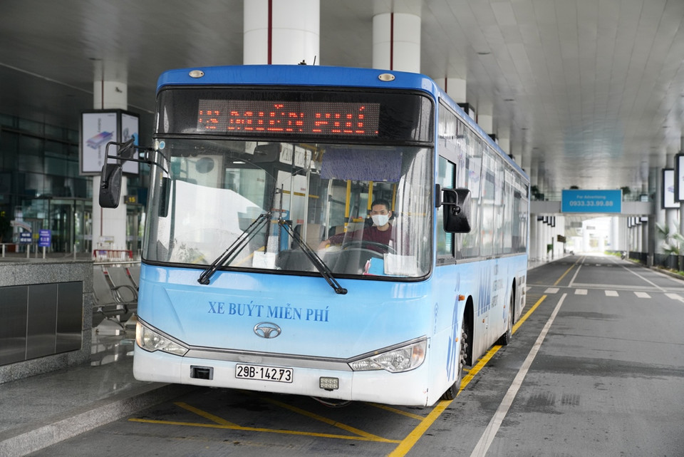 Xe trung chuyển miễn phí túc trực sẵn sầng chở khách giữa hai nhà ga. (Ảnh: Phan Công/Vietnam+)