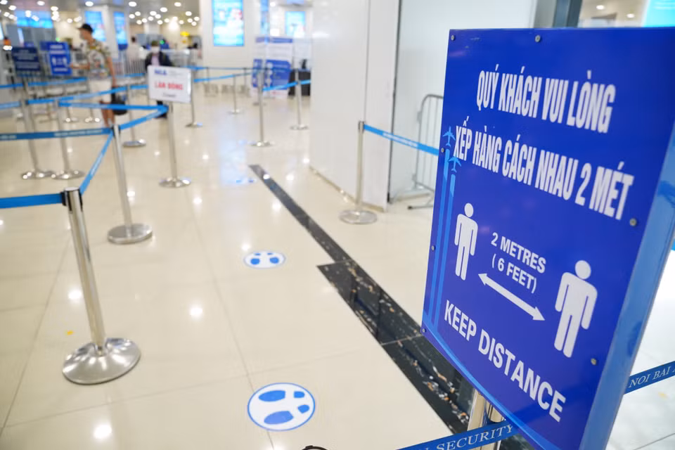 Biển hiệu và những decal hướng dẫn khách thực hiện nghiêm việc giãn cách. (Ảnh: Phan Công/Vietnam+)