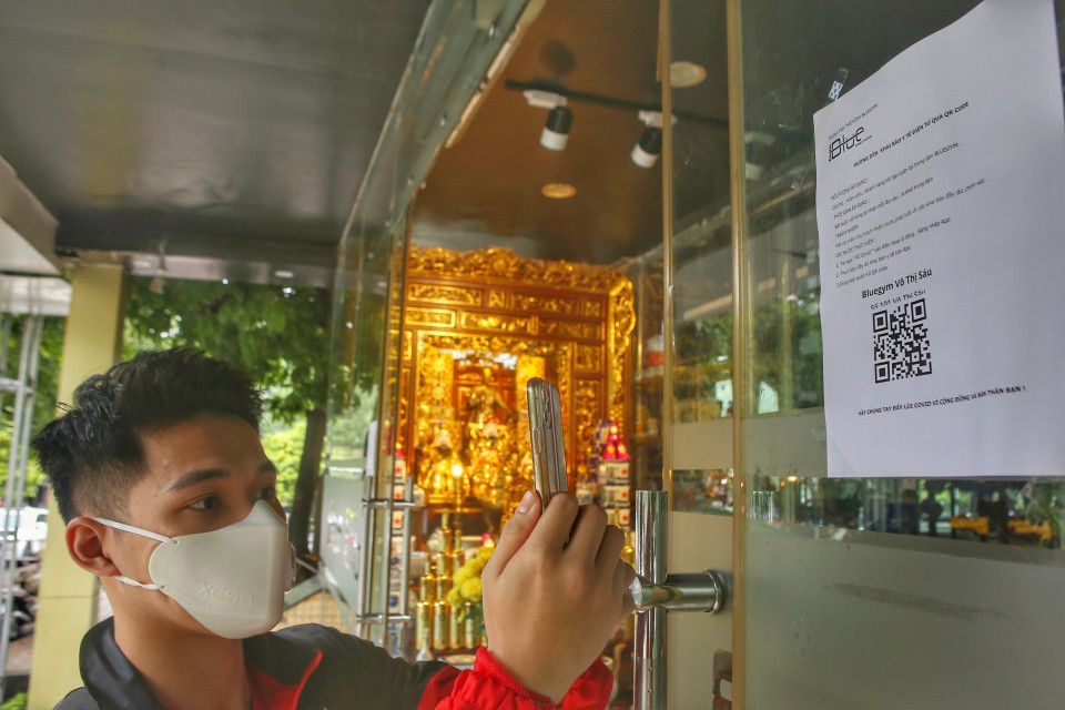 Khách quét mã QR trước khi vào phòng tập. (Ảnh: Tuấn Đức/TTXVN)