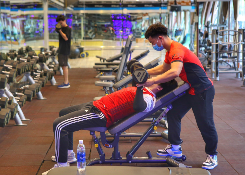 Người hướng dẫn và người tập đảm bảo tiêm đủ liều vaccine phòng COVID-19. (Ảnh: Tuấn Đức/TTXVN)