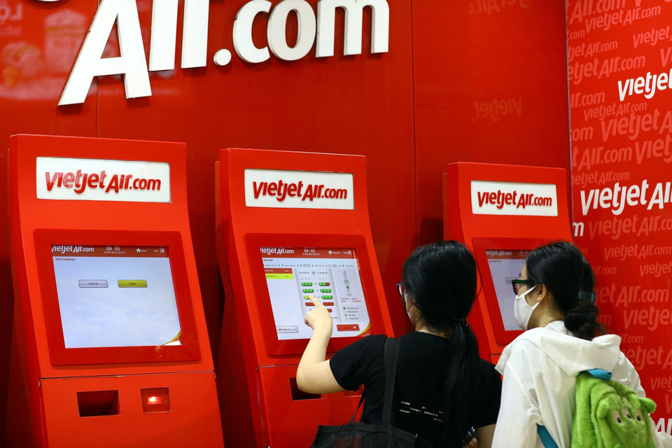 Hành khách làm thủ tục checkin trực tuyến tại kios của hãng hàng không Vietjet Air. (Ảnh: Huy Hùng/TTXVN)