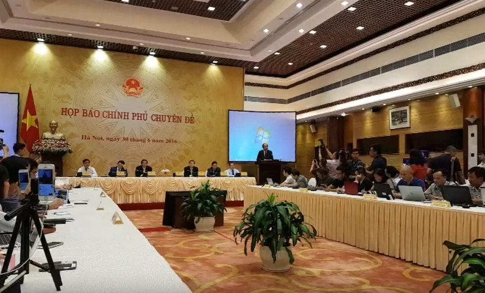 Nguyên nhân khiến cá chết hàng loạt ở ven biển miền Trung là nội dung chính của cuộc họp báo Chính phủ diễn ra ngày 30/6. (Ảnh: PV/Vietnam+) 