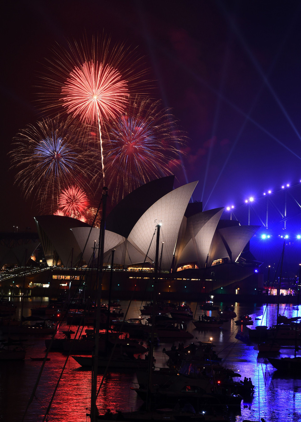 Màn pháo hoa lung linh rực rỡ sắc màu trên cầu cảng Sydney, Australia ngày 31/12. (Nguồn: AFP/TTXVN)