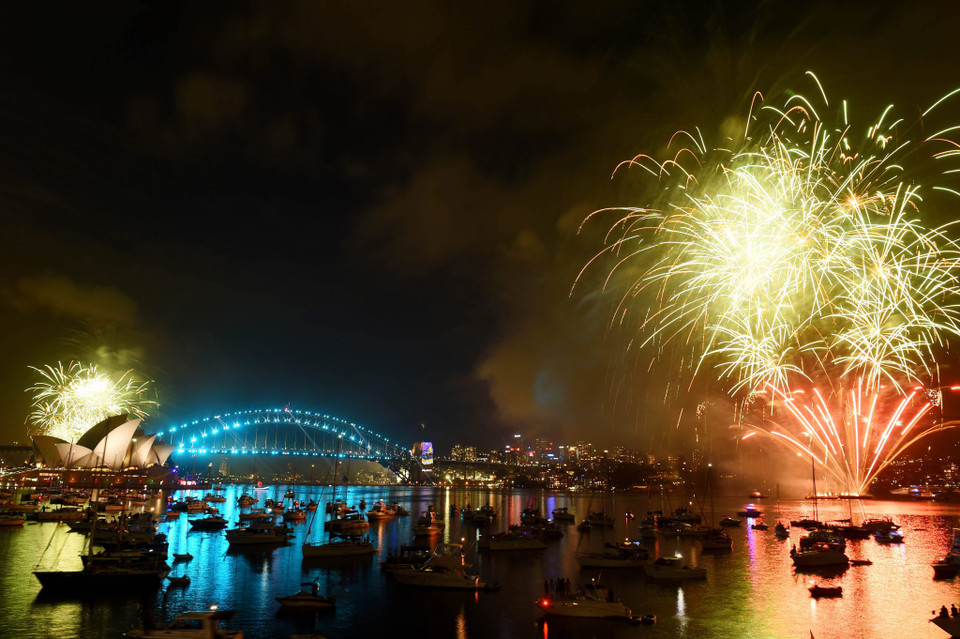 Màn pháo hoa lung linh rực rỡ sắc màu trên cầu cảng Sydney, Australia ngày 31/12. (Nguồn: AFP/TTXVN)