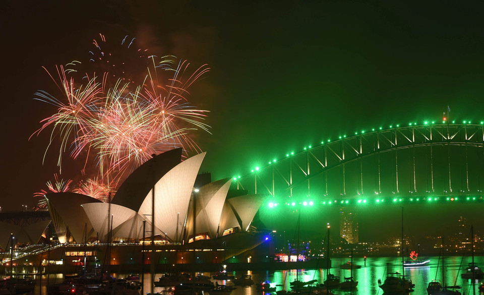 Màn pháo hoa lung linh rực rỡ sắc màu trên cầu cảng Sydney, Australia ngày 31/12. (Nguồn: AFP/TTXVN)