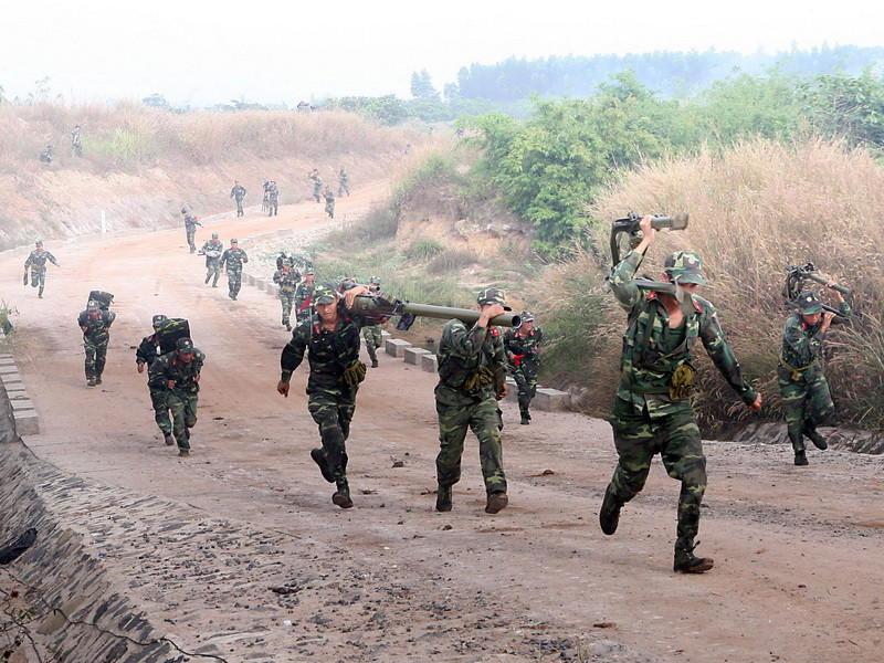 Lực lượng bộ binh vượt cửa mở chuẩn bị đánh chiếm mục tiêu địch. (Ảnh: Trọng Đức/TTXVN)