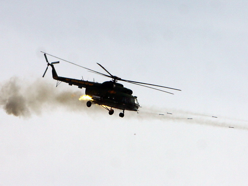 Lực lượng không quân ngắm bắn mục tiêu địch từ trên cao. (Ảnh: Trọng Đức/TTXVN)