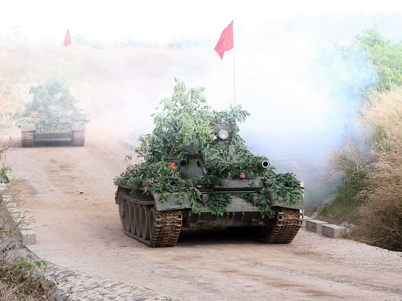 Trung đội tăng vượt cửa mở chuẩn bị đánh chiếm mục tiêu địch. (Ảnh: Trọng Đức/TTXVN)