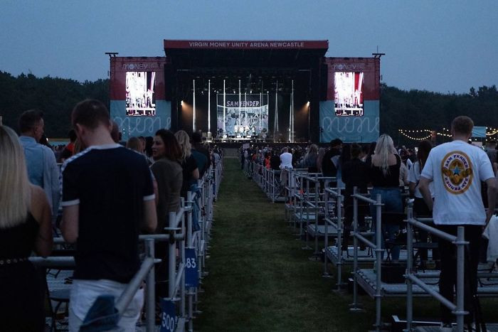 Đây là một địa điểm quá xa để đi bộ. Bởi vậy, khán giả được khuyên nên sử dụng phương tiện cá nhân hoặc taxi để tới nơi. (Nguồn: BoredPanda)