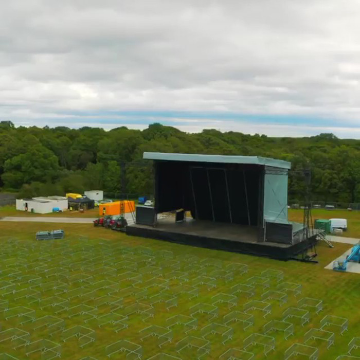 Đó có thể là những chương trình biểu diễn mà người xem xem từ nhà. Hoặc đặc biệt hơn, có những buổi hòa nhạc 'lái xe đến', khi mà người xem sẽ lái xe tới khu vực trình diễn và thưởng thức buổi biểu diễn ngay trong xe. (Nguồn: BoredPanda)