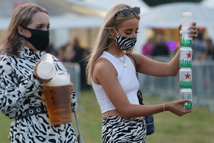 Đặc biệt, đồ uống và thức ăn có thể đặt qua ứng dụng nếu như bạn không muốn xếp hàng. Sau khi đặt đồ ăn sẽ được giao đến tận nơi. (Nguồn: BoredPanda)