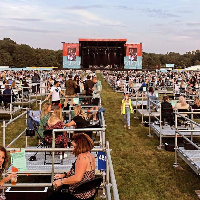 Trên thực tế, đây không phải là buổi hòa nhạc theo hình thức giãn cách xã hội đầu tiên trên thế giới. Trước đó đã có một số buổi biểu diễn tương tự. (Nguồn: BoredPanda)