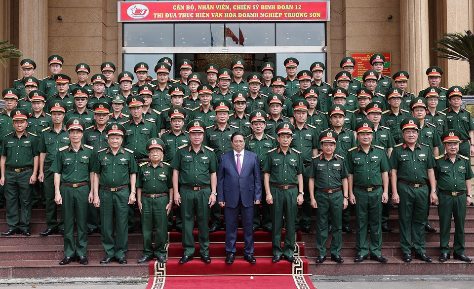 Thủ tướng Phạm Minh Chính với cán bộ, chỉ huy, chiến sỹ Binh đoàn 12 (Bộ Quốc phòng). (Ảnh: Dương Giang/TTXVN)