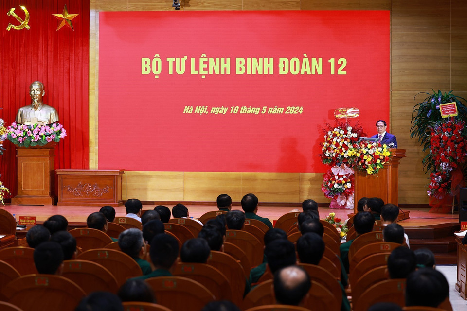 Thủ tướng Phạm Minh Chính đến thăm, chúc mừng cán bộ, chỉ huy, chiến sỹ Binh đoàn 12. (Ảnh: Dương Giang/TTXVN)