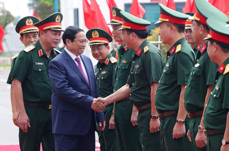 Thủ tướng Phạm Minh Chính với cán bộ, chỉ huy, chiến sỹ Binh đoàn 12 (Bộ Quốc phòng). (Ảnh: Dương Giang/TTXVN)