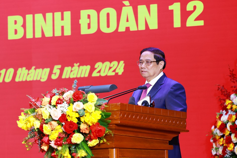 Thủ tướng Phạm Minh Chính phát biểu, chúc mừng cán bộ, chiến sỹ Binh đoàn 12. (Ảnh: Dương Giang/TTXVN)