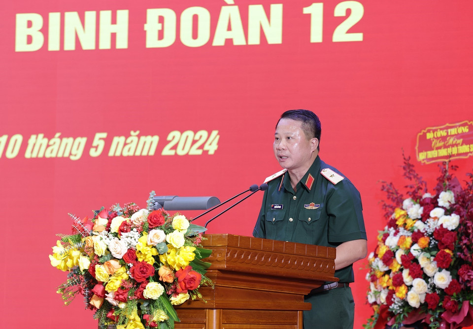 Thiếu tướng Nguyễn Hữu Ngọc, Tư lệnh Binh đoàn 12 báo cáo kết quả thực hiện nhiệm vụ của Binh đoàn 12. (Ảnh: Dương Giang/TTXVN)