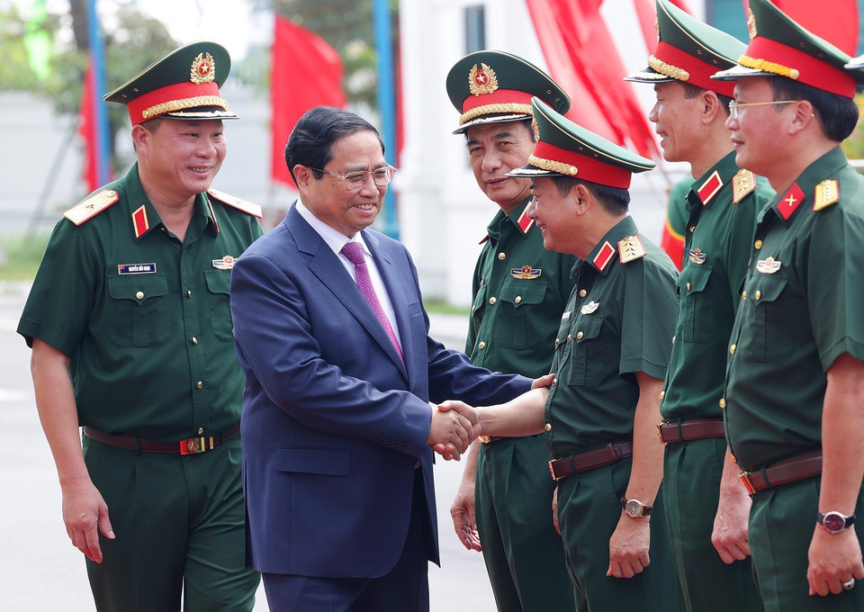 Thủ tướng Phạm Minh Chính với cán bộ, chỉ huy, chiến sỹ Binh đoàn 12 (Bộ Quốc phòng). (Ảnh: Dương Giang/TTXVN)