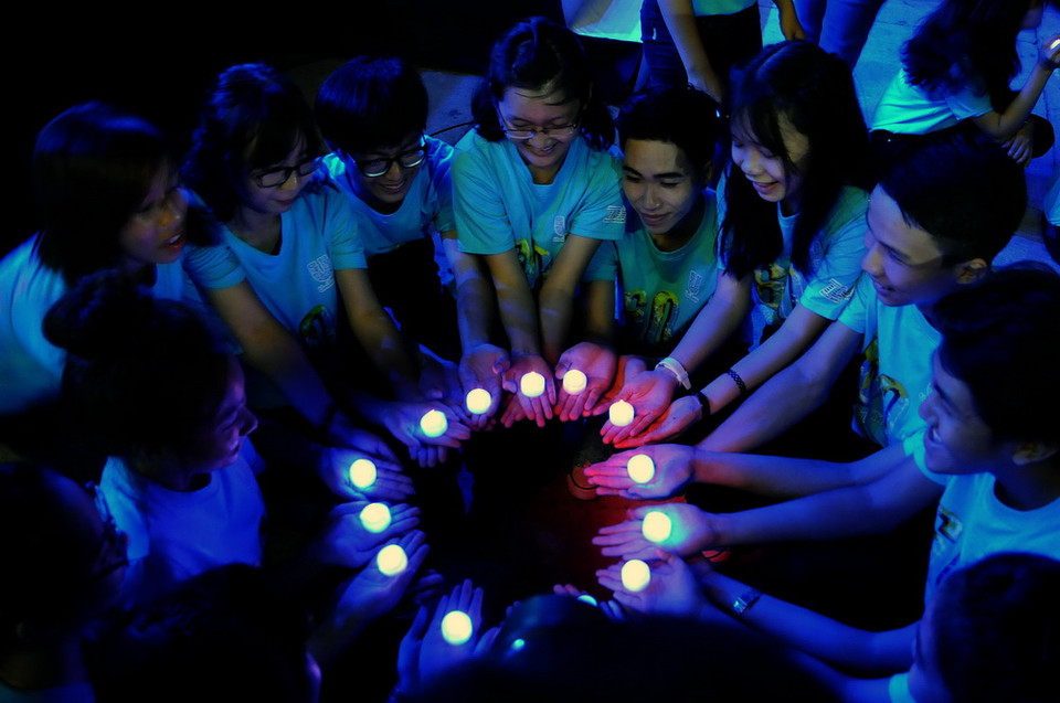 Các tình nguyện viên tại Nhà văn hóa Thanh niên Thành phố Hồ Chí Minh cùng chung tay Tắt điện 1 giờ tại chương trình. (Ảnh: An Hiếu/TTXVN)