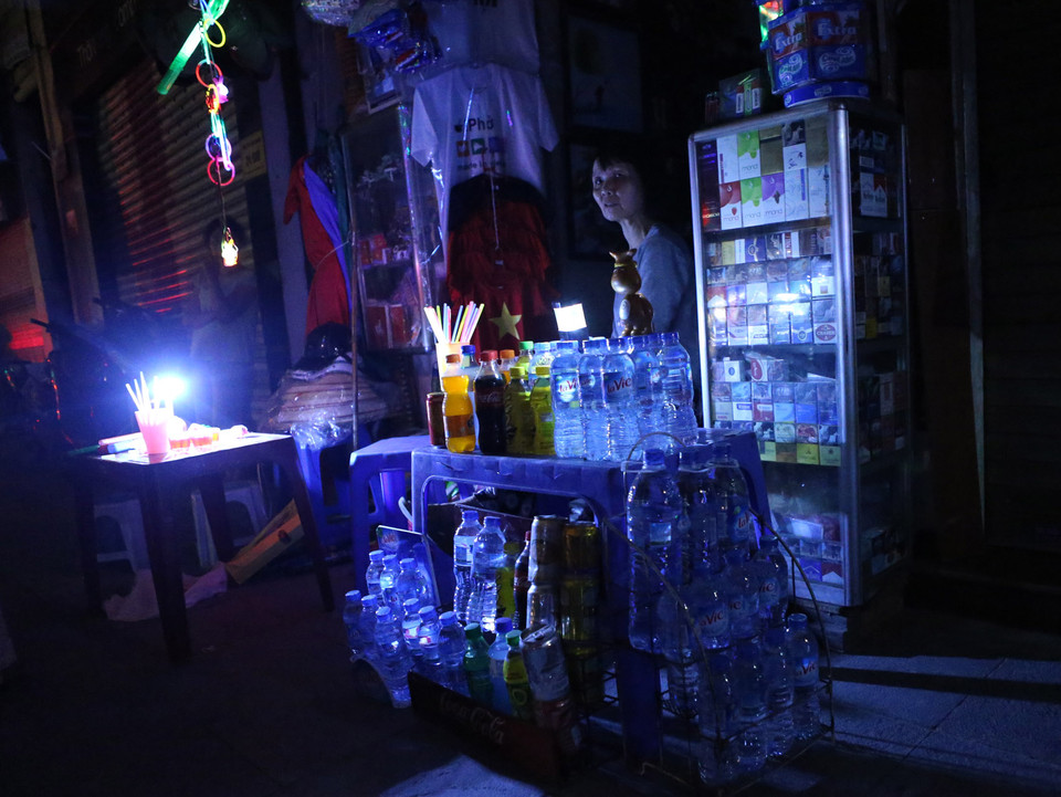 Một cửa hàng bán nước giải khát trên phố Ngô Quyền, quận Hoàn Kiếm tắt đèn hưởng ứng Giờ Trái Đất 2016. (Ảnh: Huy Hùng /TTXVN)