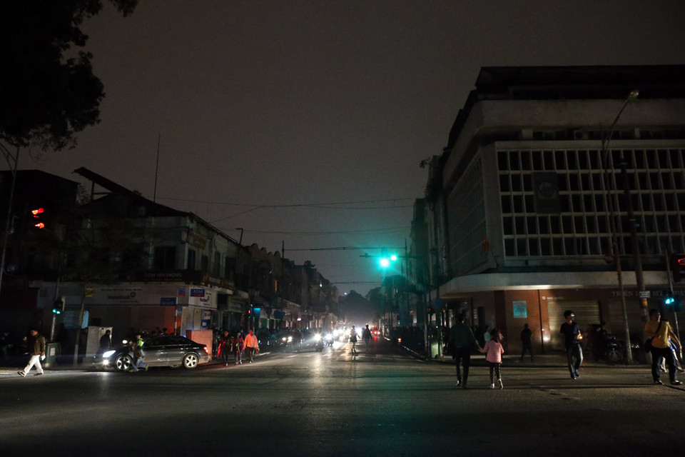 Nhiều tuyến phố của Thủ đô Hà Nội tắt đèn, hưởng ứng Giờ Trái Đất 2016. (Ảnh: Huy Hùng/TTXVN)