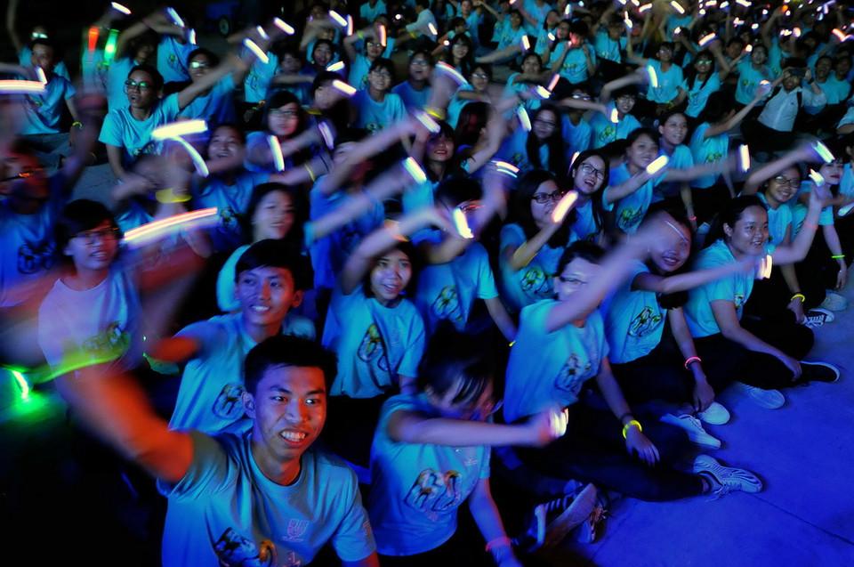 Các tình nguyện viên tại Nhà văn hóa Thanh niên Thành phố Hồ Chí Minh cùng chung tay Tắt điện 1 giờ tại chương trình. (Ảnh: An Hiếu/TTXVN)